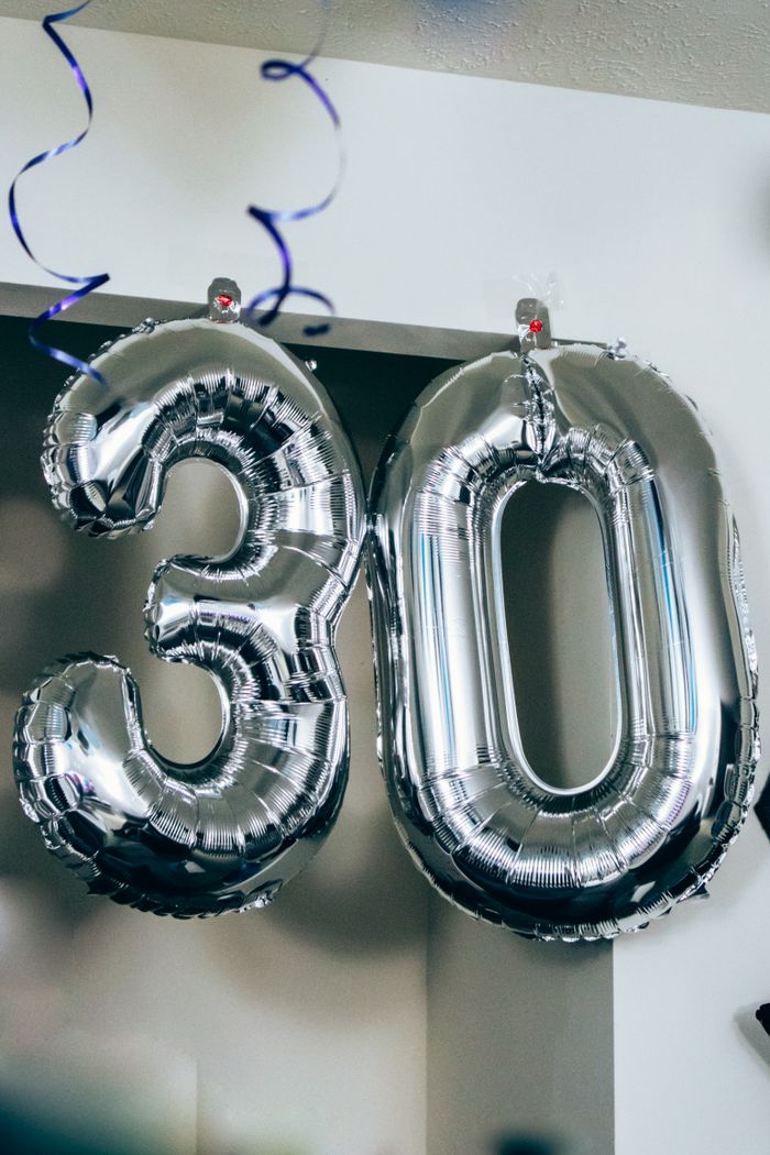 gallery-04 Elegant silver number 30 balloons for indoor birthday or anniversary celebration.